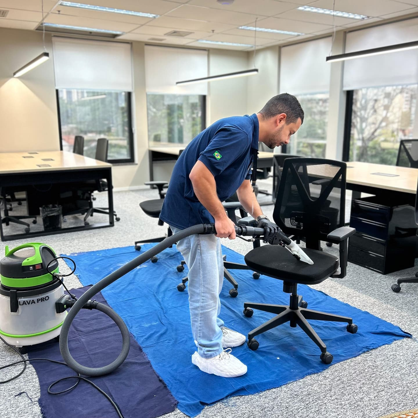 Limpeza de cadeira e carpete em ambiente corporativo