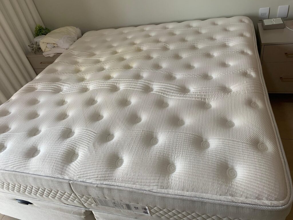 Colchão branco higienizado em quarto
