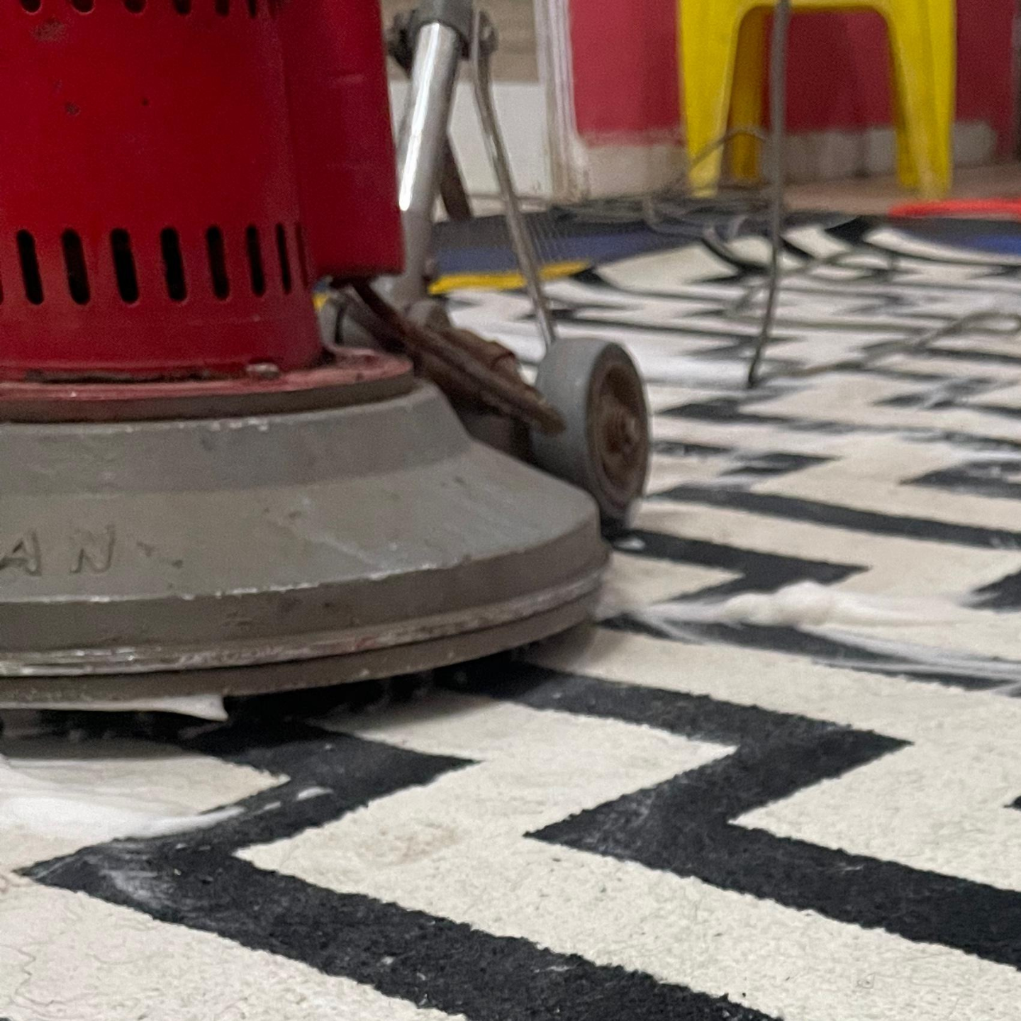 Lavagem profissional de tapete com equipamento especializado