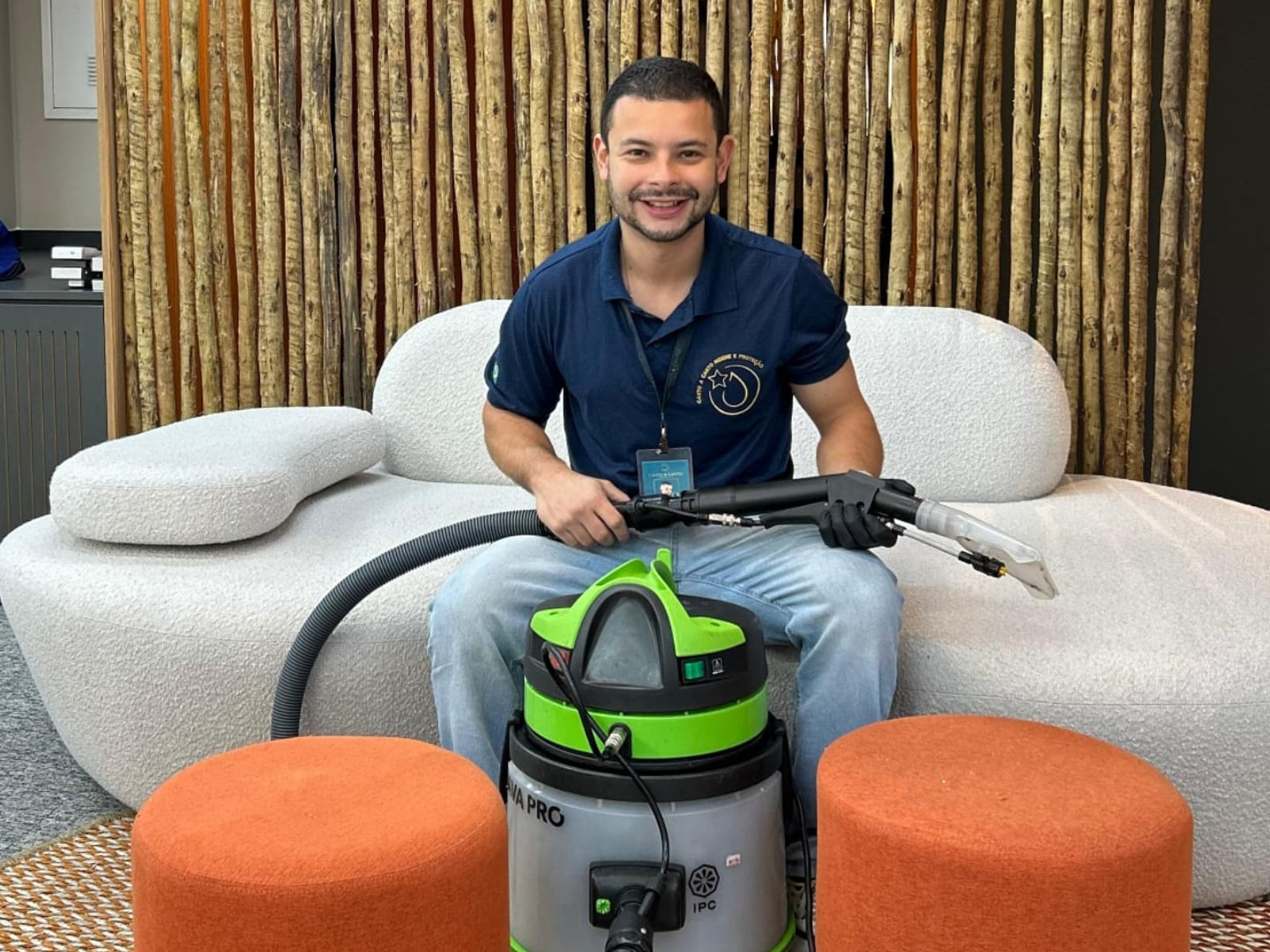 Profissional da Canto a Canto com equipamento de higienização de estofados